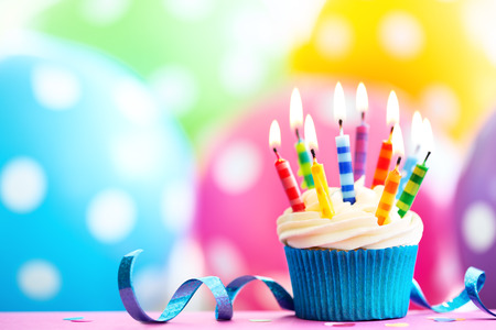 62967308-cupcake-decore-avec-des-bougies-d-anniversaire-colorees.jpg
